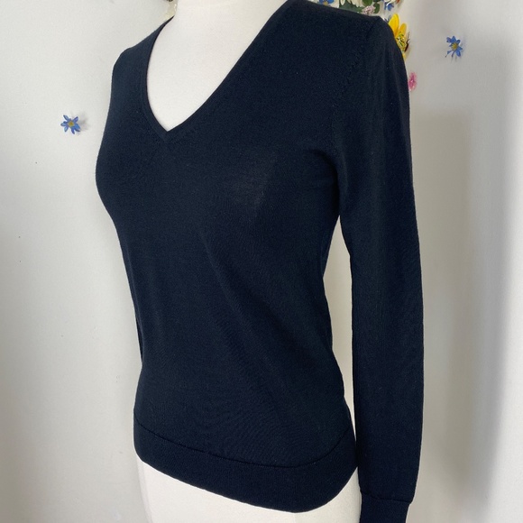 Uniqlo Black Merino Wool V-neck Sweater Winter Fall Sweater - Picture 2 of 5